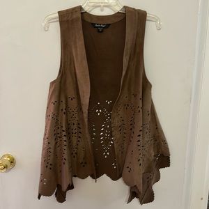 Brown suede cut out vest. Size small. In good condition.